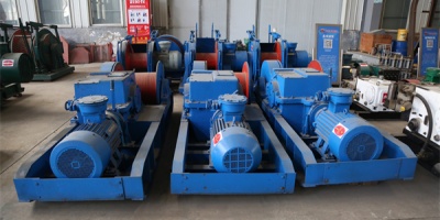 双速多用绞车的工作制动系统的制动原理是什么？